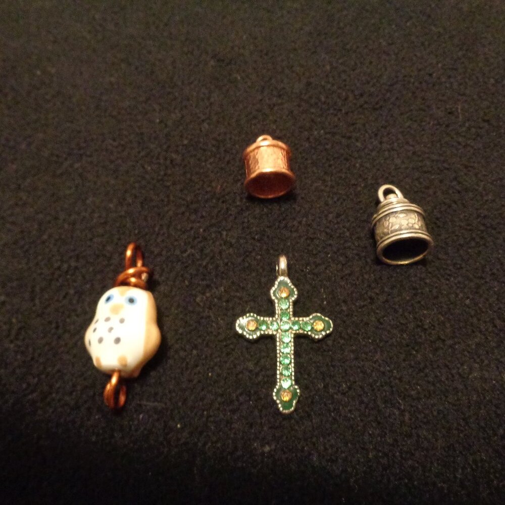 VINTAGE JEWELRY LOT OF 4 LITTLE BEADS AND PENDANTS PLUS CROSS.